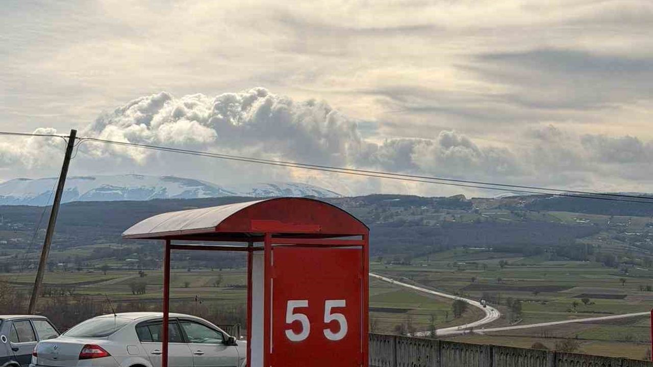 Ladik'te duraklar Kaman ailesinin gönüllü çalışmasıyla Samsunspor renklerine boyandı