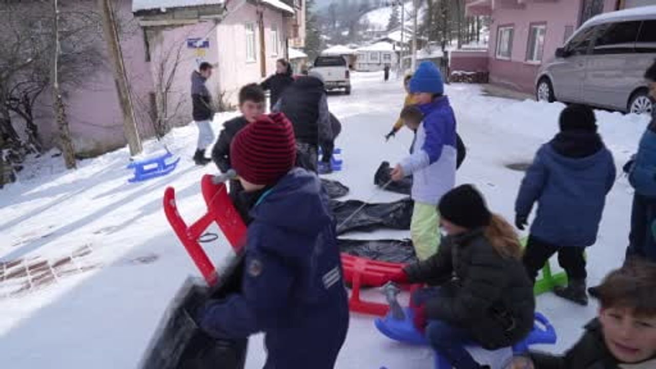 Ladik'te 'Muhtarın Yokuşu'nda Sömestr Coşkusu: Çocuklar Kızakla Karın Keyfini Çıkardı