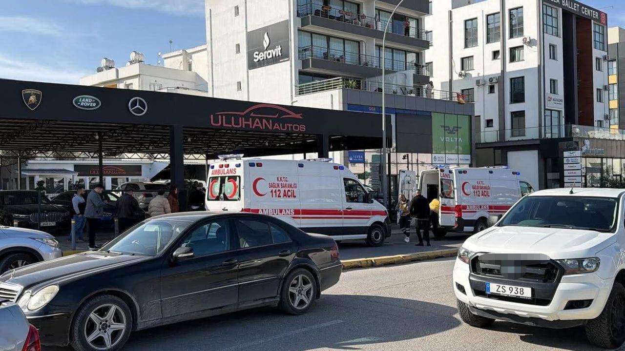 Lefkoşa'da oto galeriye silahlı saldırı: 2 çalışan yaralandı