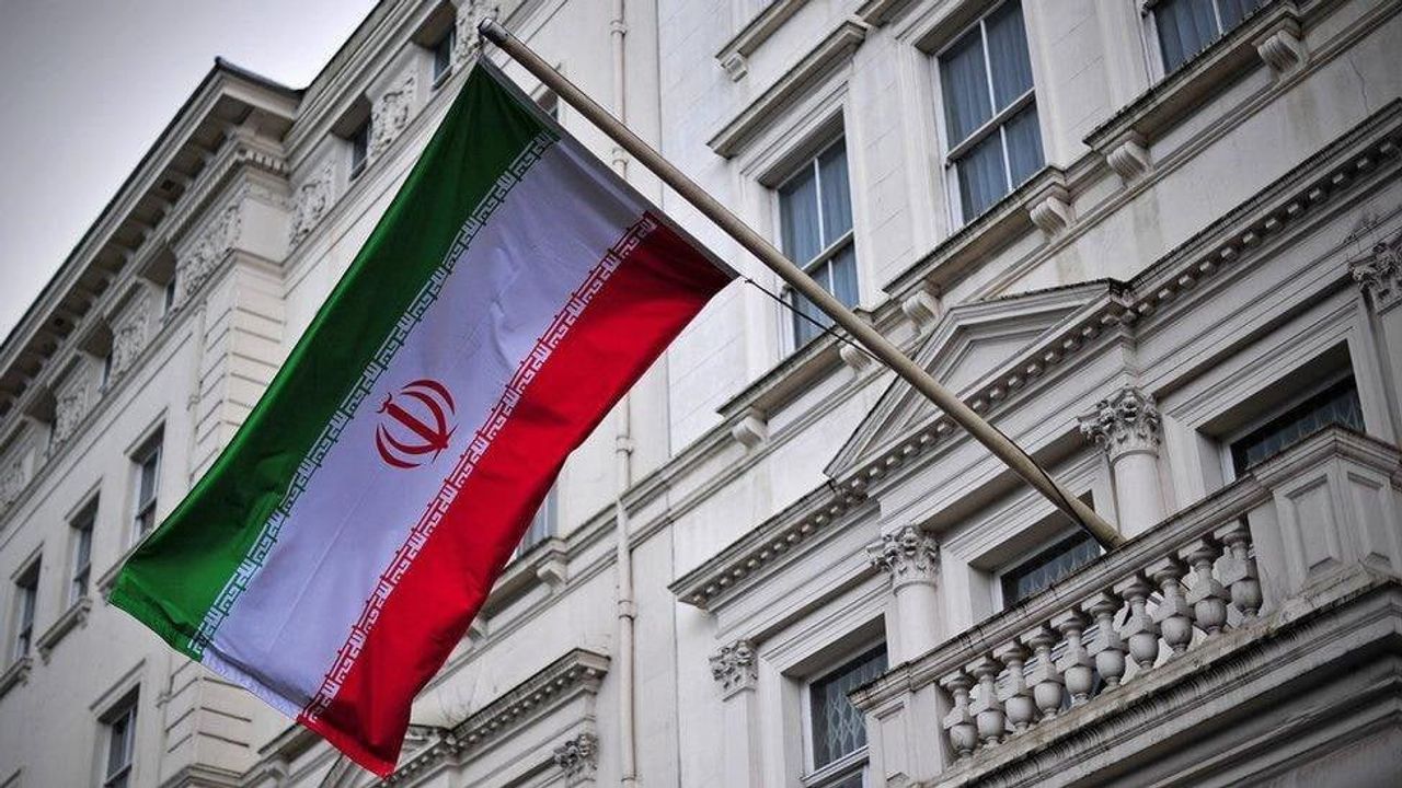 Londra’da İran Büyükelçiliği Önünde 1979 Öncesi Bayrak Açıldı