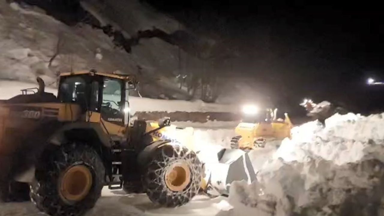 Macahel Geçidi'nde 10 gündür süren karla mücadele: 6 köy yolunu açma çalışmaları sürüyor