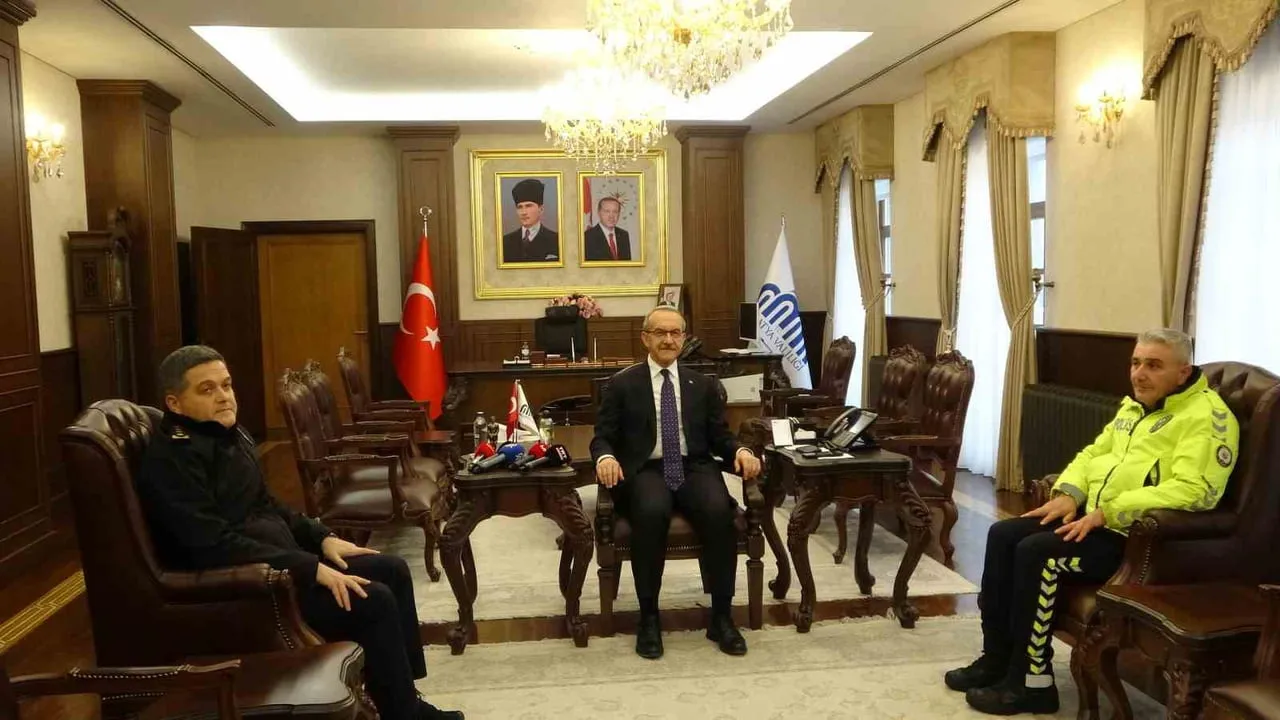 Maçta üşüyen çocuğa çorabını veren polise başarı belgesi verildi