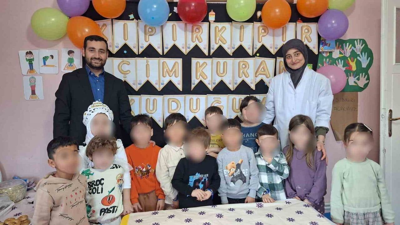 Mahmudiye'de Merkez 4-6 Yaş Kur’an Kursu'nda Kur’an-ı Kerim’e Geçiş ve Karne Merasimi