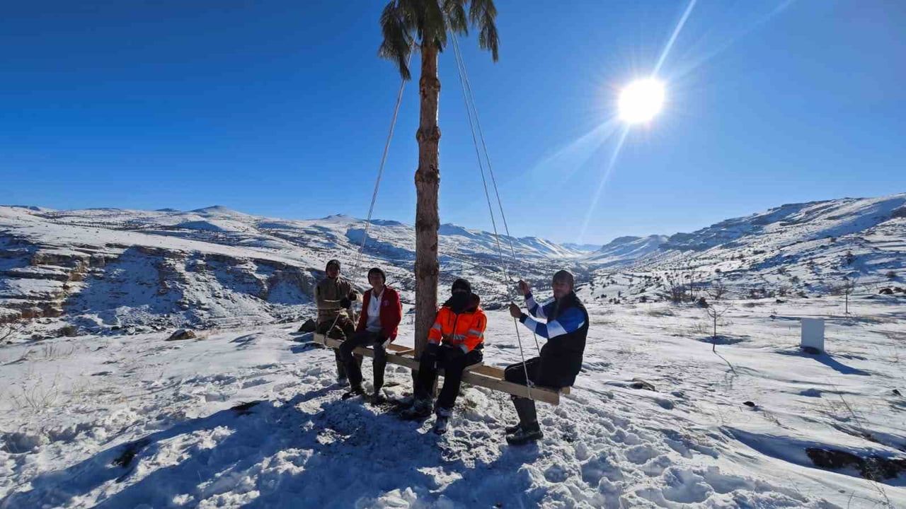 Malatya Akçadağ'da bin 600 rakımda arkadaş grubunun karda eğlencesi