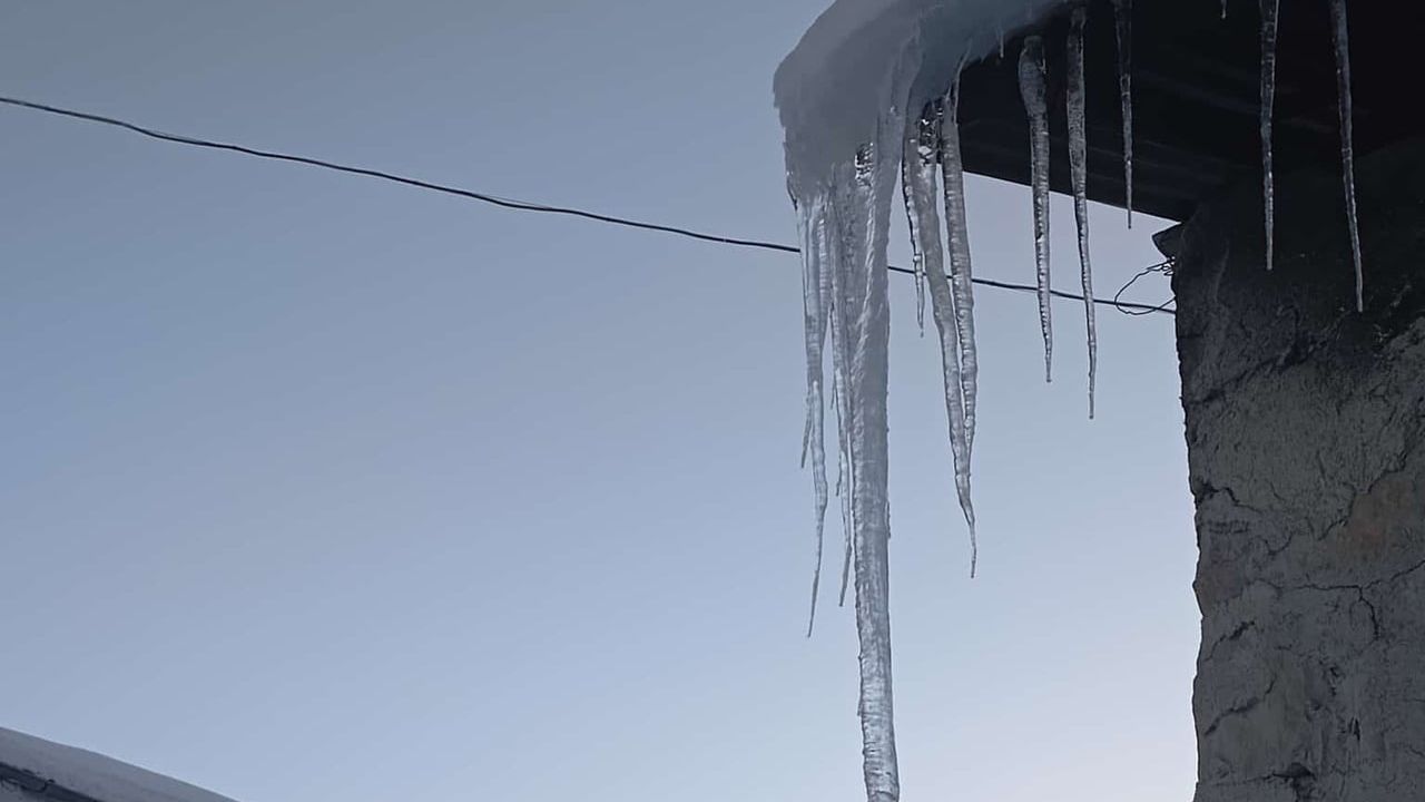 Malatya'da çatılarda yaklaşık 2 metreye ulaşan buz sarkıtları
