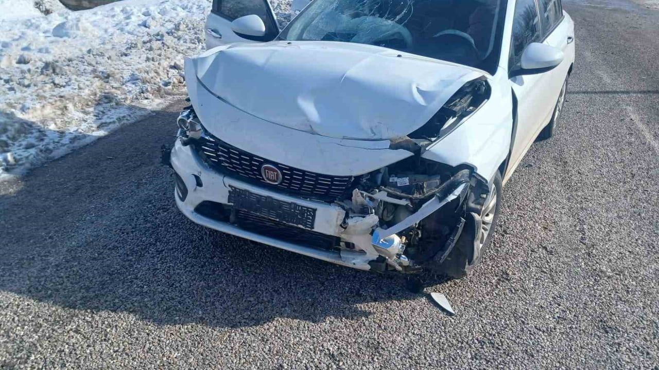 Malatya'da Doğanşehir - Sürgü Mahallesi kavşağında iki otomobil çarpıştı: 3 yaralı