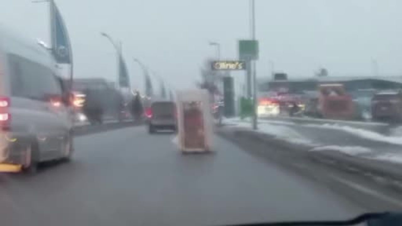 Malatya'da Elektrikli Motosikletini Brandalarla Kapatan Sürücü, 'Yürüyen Dolap' Sahnesini Andırdı