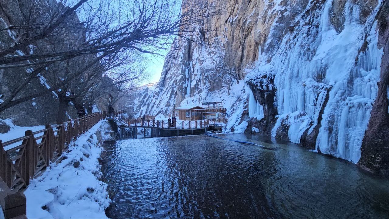 Malatya'da Gürpınar Şelalesi kısmen dondu: Darende'de kartpostallık görüntüler