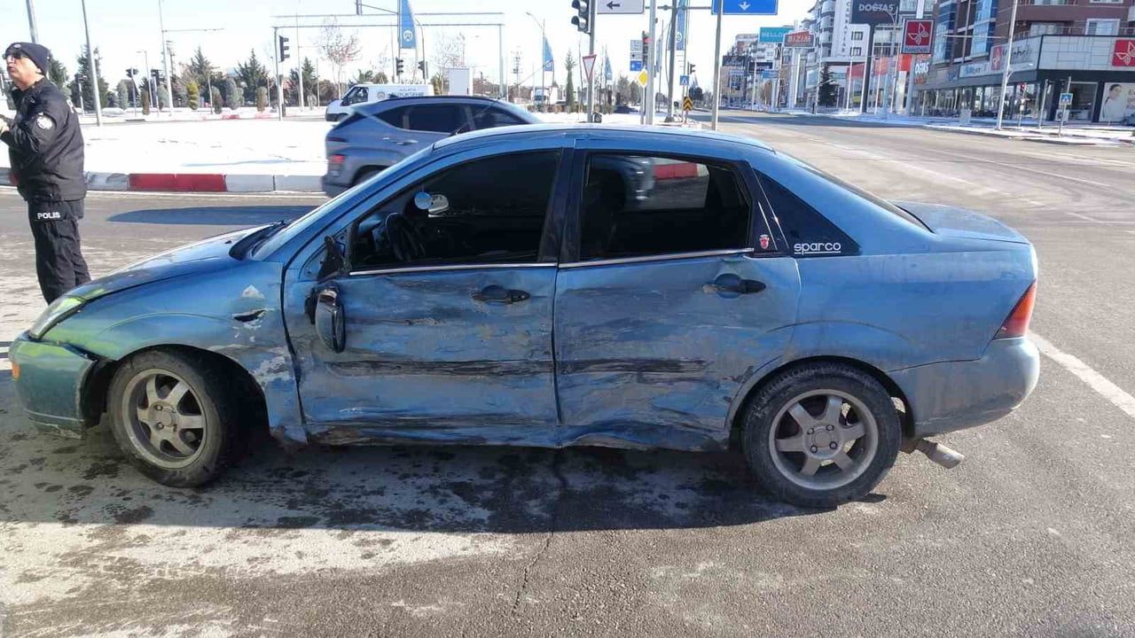 Malatya'da Hava Lojmanları kavşağında iki otomobil çarpıştı: 2 yaralı