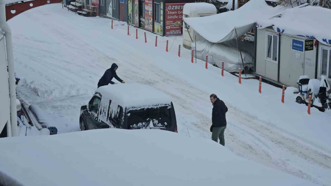 Malatya'da kar örtüsü: Kırsalda 30 cm, yükseklerde yarım metre; 457 kırsal mahalle yolu kapandı