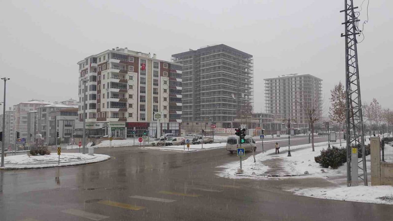 Malatya'da kar ve sis etkili: Ulaşımda aksamalar ve sürücü uyarıları