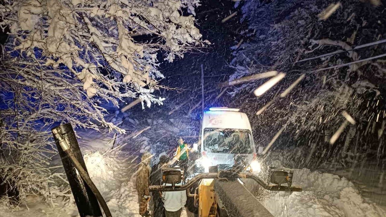 Malatya'da kar ve tipide mahsur kalanlar Büyükşehir ekiplerince kurtarıldı