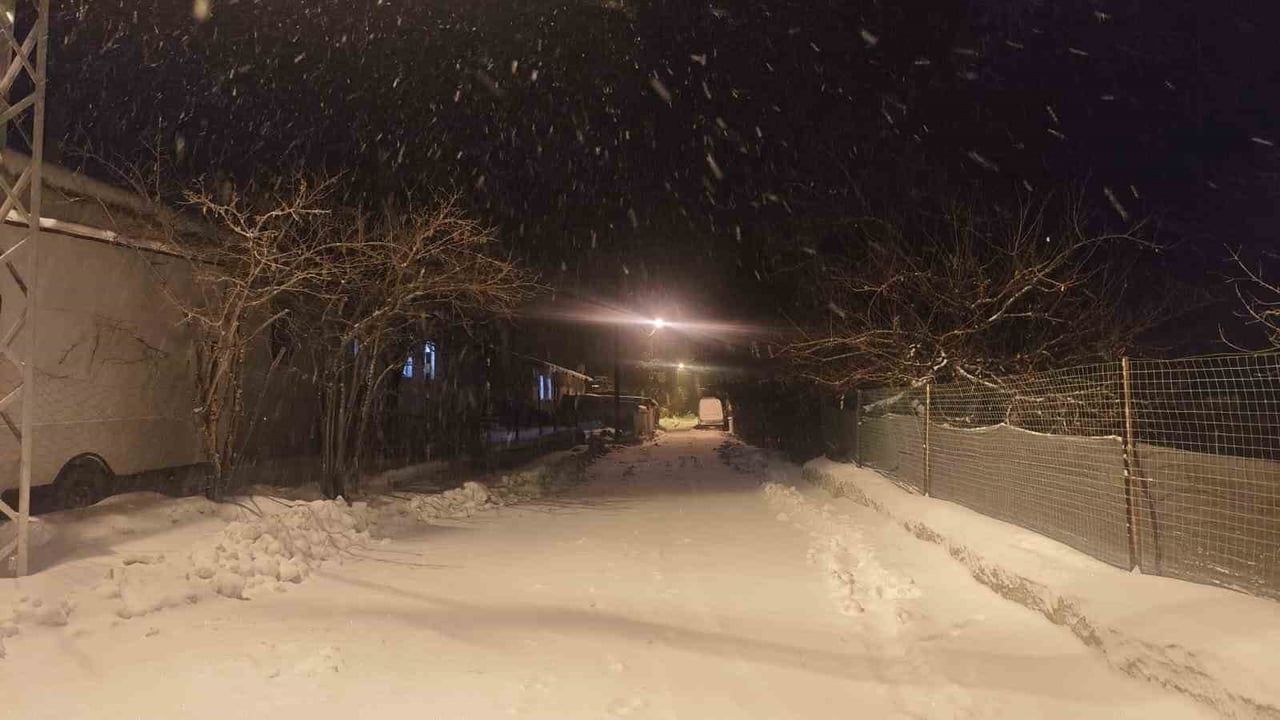 Malatya'da Kar Yağışı Ulaşımı Etkiledi: Bazı Bölgelerde Kar Kalınlığı Yarım Metreyi Aştı