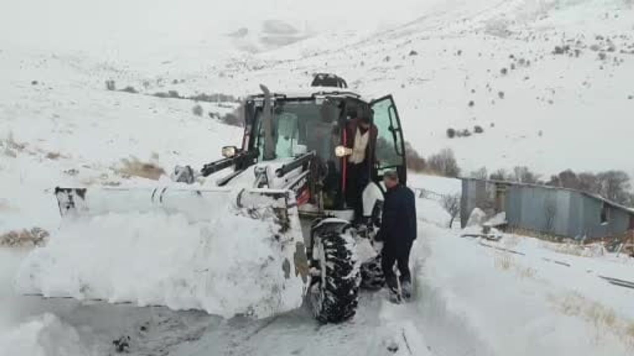 Malatya'da karla mücadele: 117 mahalle yolu açıldı, hasta vatandaş sağlık ekiplerine ulaştırıldı