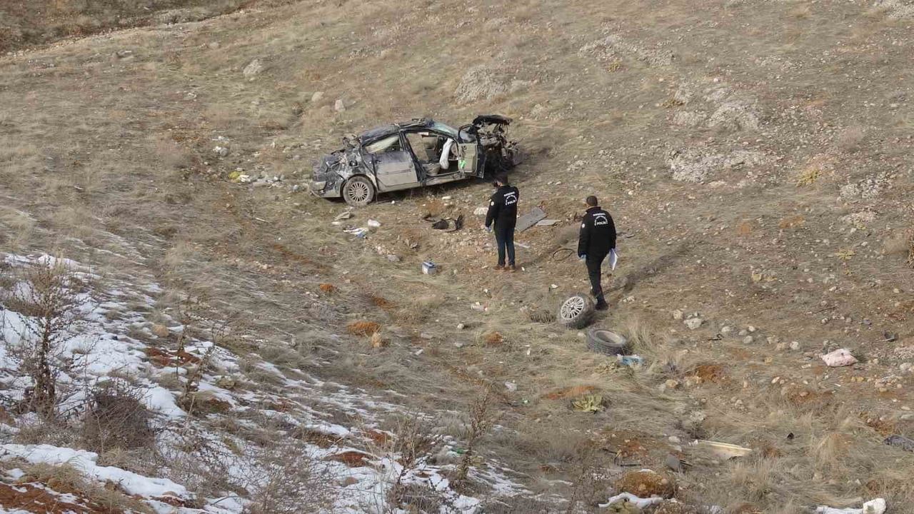 Malatya'da lastik patlaması sonucu otomobil şarampole devrildi: 1 ölü, 2 ağır yaralı