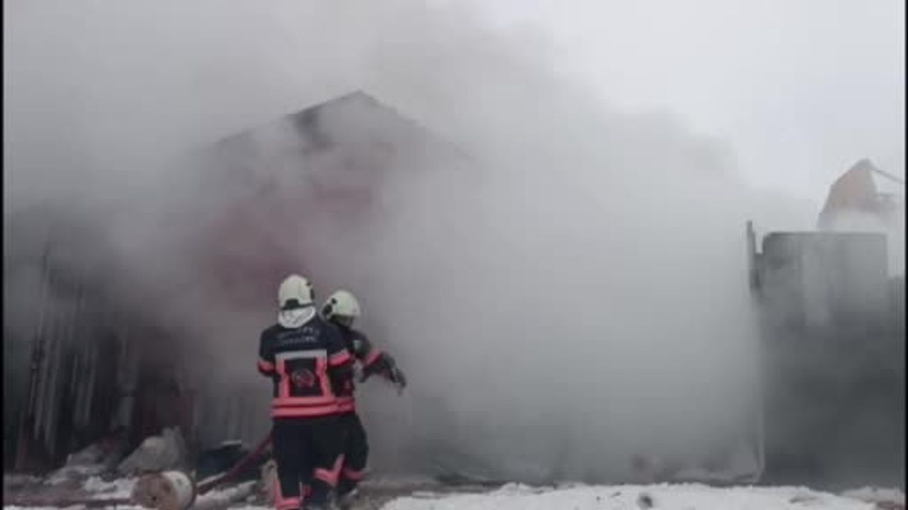 Malatya'da şantiye deposunda çıkan yangın söndürüldü