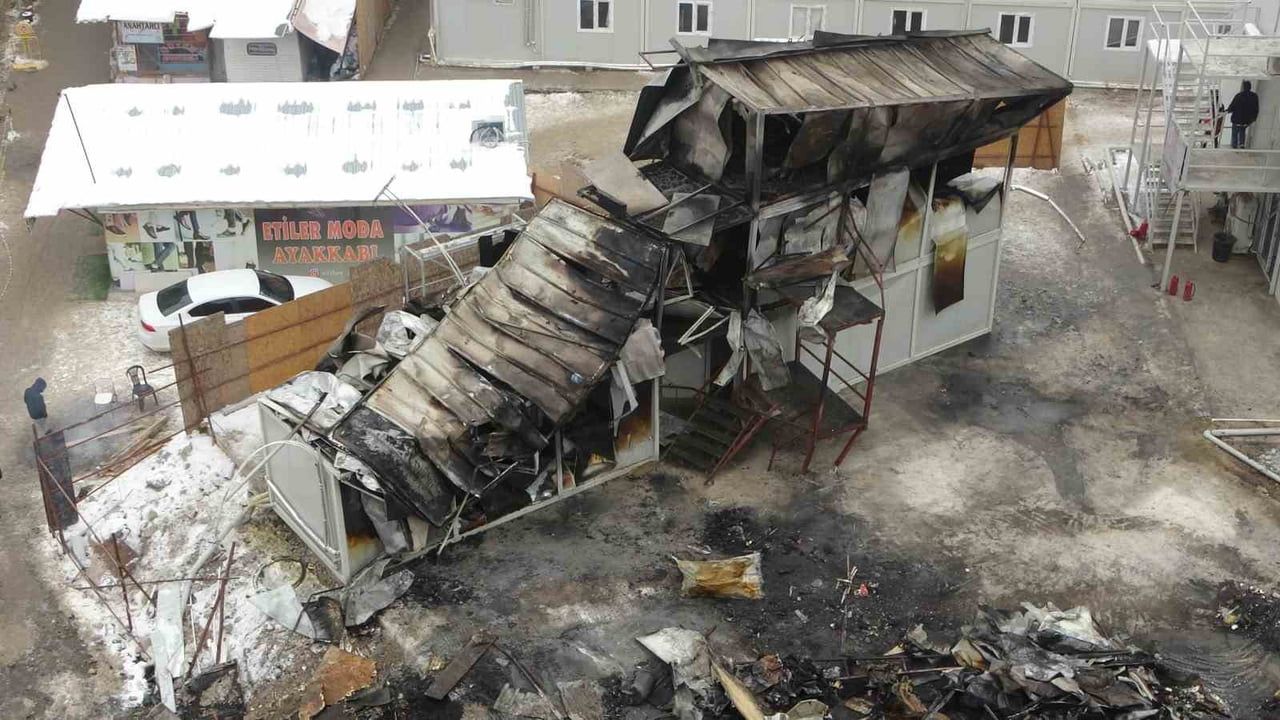 Malatya'da şantiye yatakhanesinde yangın: 2 işçi yaralandı, hasar gündüz görüntülendi