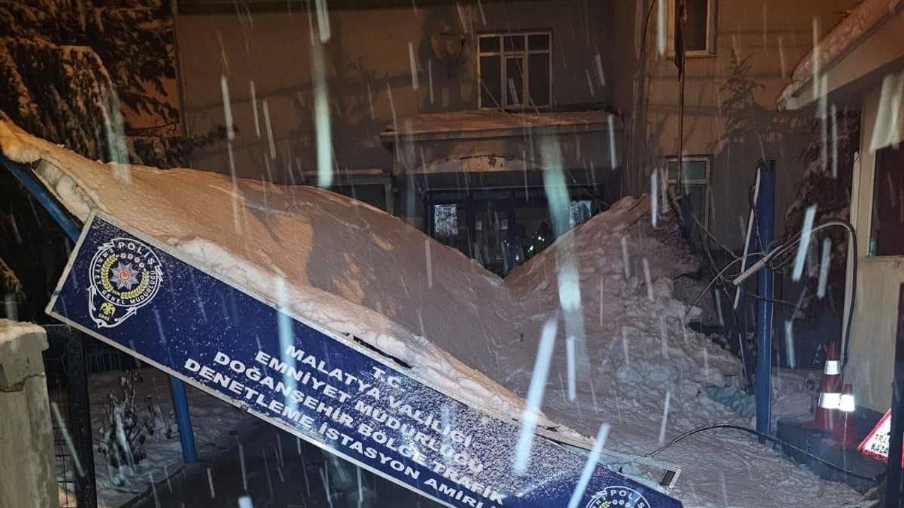 Malatya'da Sürgü Bölge Trafik İstasyon Amirliği sundurması kar yükü nedeniyle çöktü