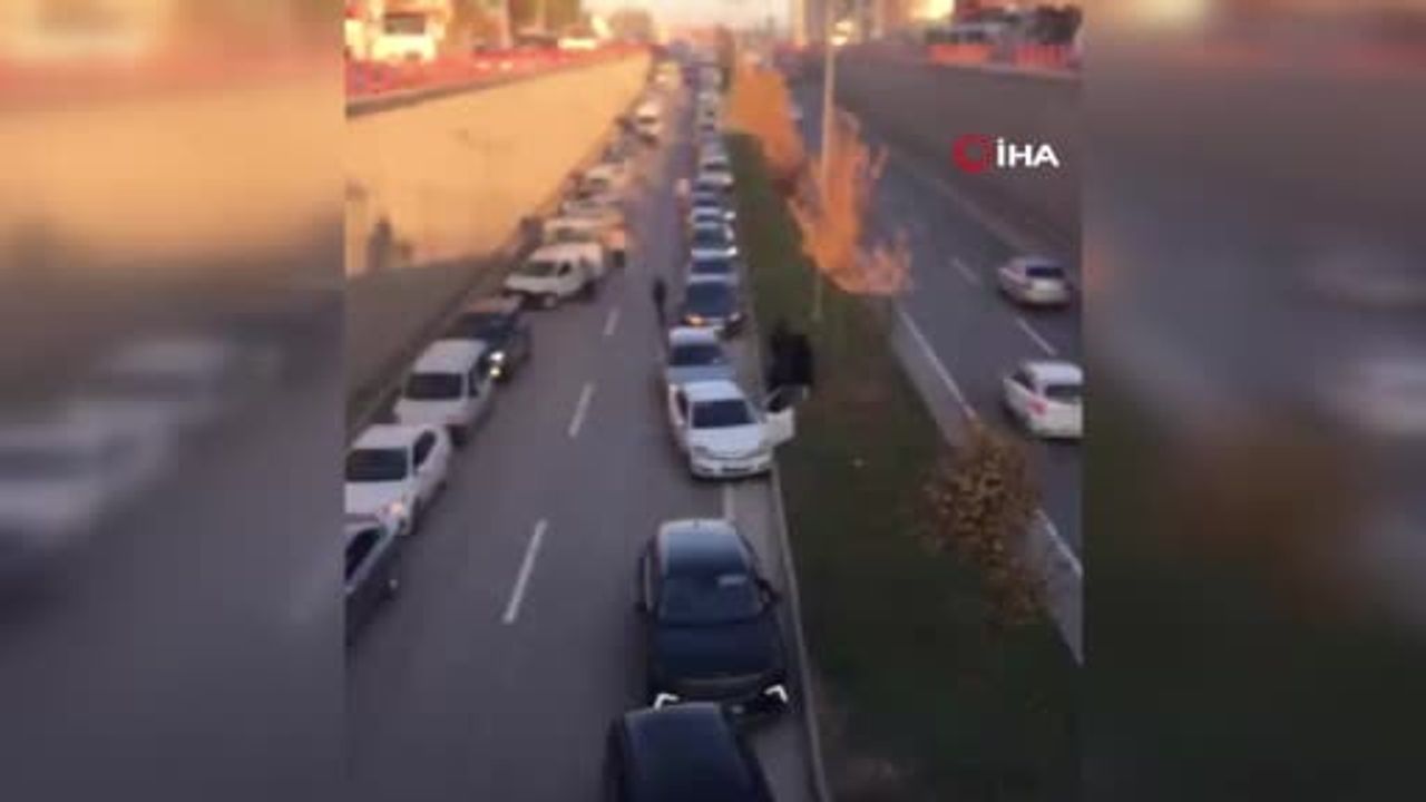 Malatya'da sürücüler fermuar sistemiyle ambulansa yol verdi