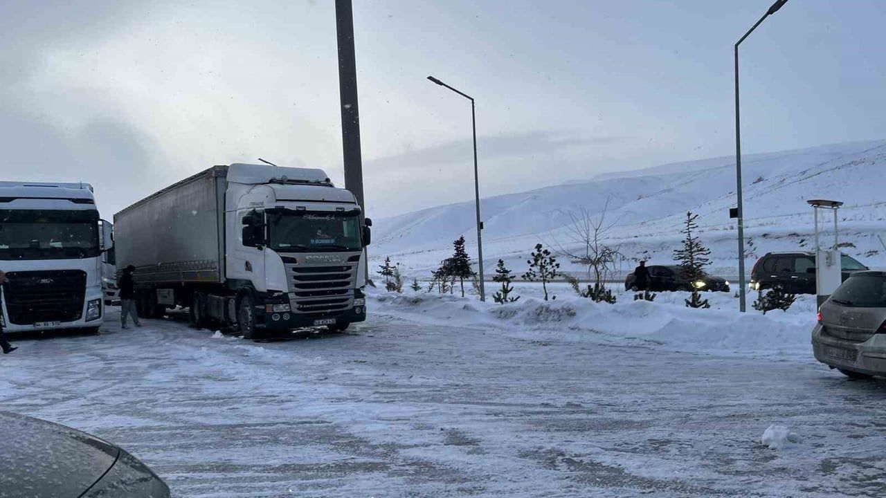 Malatya'da yoğun kar ve tipi ulaşımı etkiledi