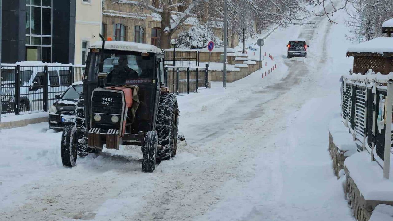 Malatya’da yoğun kar yağışı ulaşımı aksattı: Bazı yollar kontrollü trafiğe kapatıldı