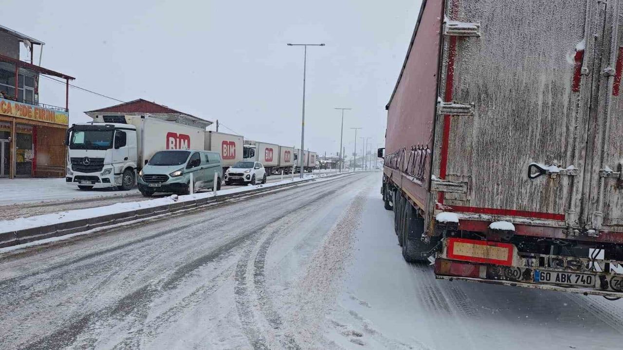 Malatya'da Yoğun Kar Yağışı Ulaşımı Aksattı: Malatya-Kayseri Karayolu'nda Ağır Tonajlı Araç Kısıtlaması