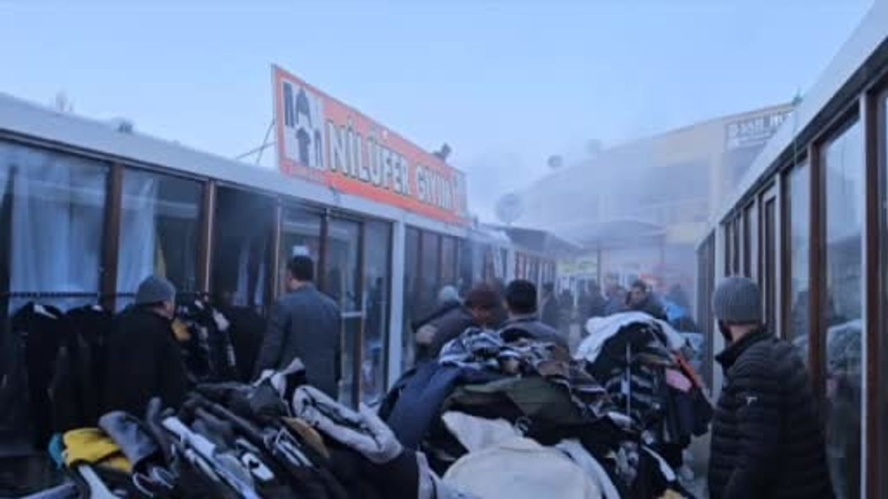 Malatya Darende’de Konteyner Çarşıdaki Mağazada Yangın; İlk Değerlendirme Elektrik Kontağı