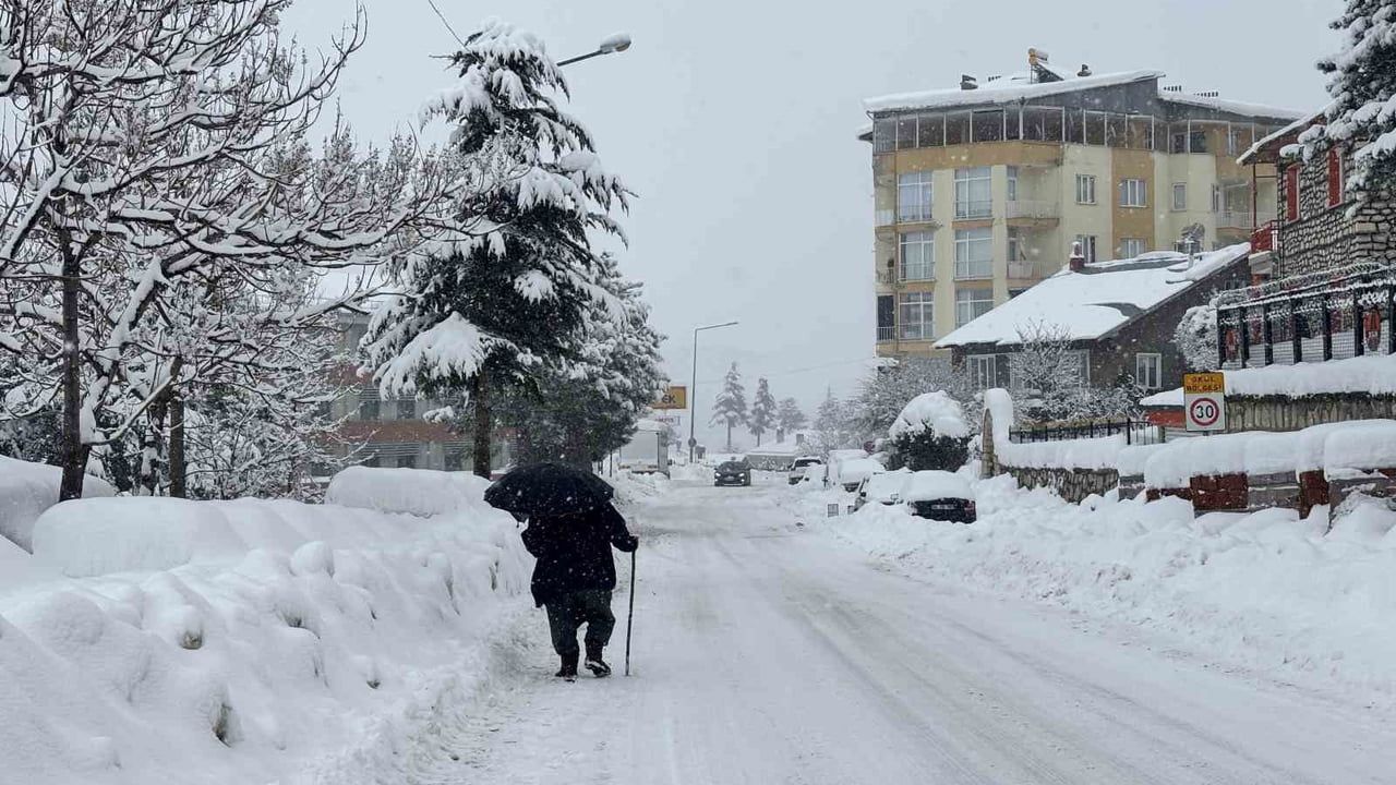 Malatya'nın Arapgir ilçesi karla kaplandı: Yüksek kesimlerde kar bir metreye ulaştı