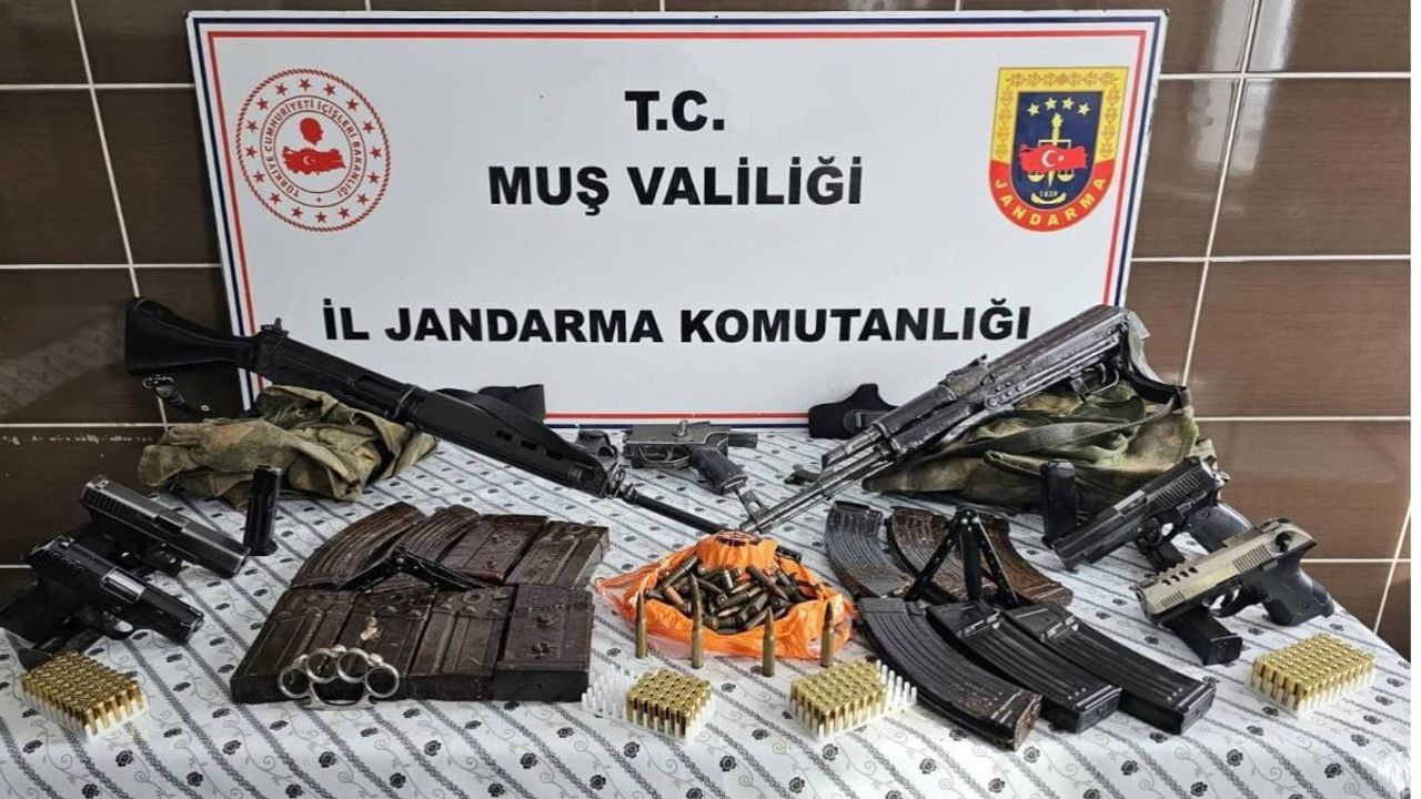 Malazgirt'te Jandarma Operasyonunda Çok Sayıda Ruhsatsız Silah ve Mühimmat Ele Geçirildi