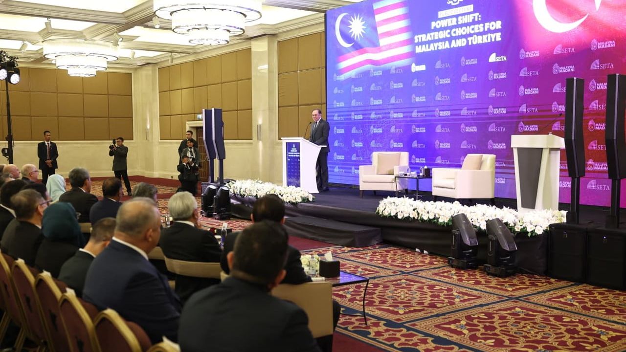 Malezya Başbakanı Enver İbrahim: Görüş Ayrılıkları İletişimi Kesmeyi Gerektirmez