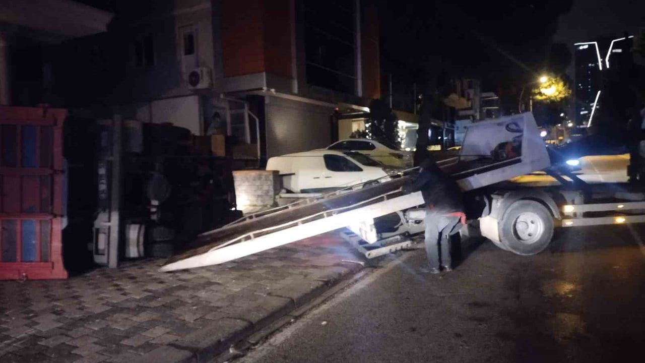 Maltepe’de moloz yüklü kamyonet park halindeki otomobilin üzerine devrildi