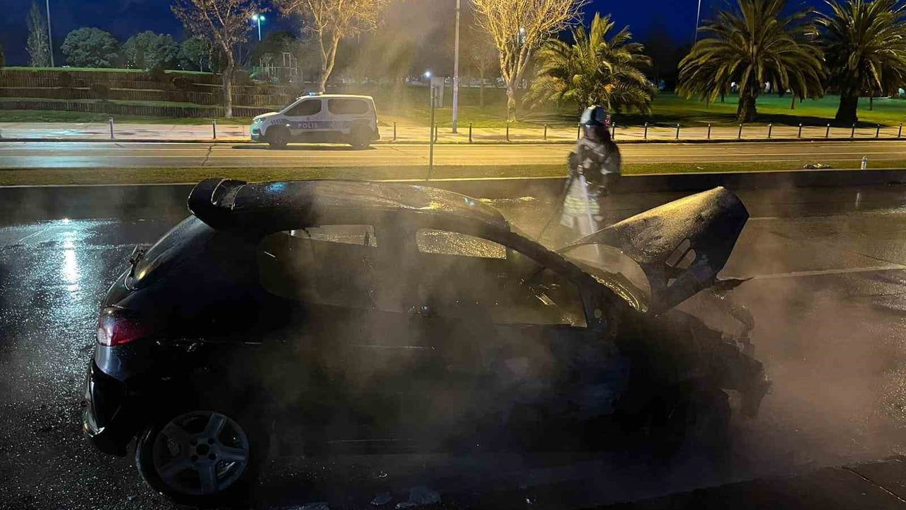 Maltepe'de seyir halindeki Peugeot yandı: 41 AVZ 336 plakalı araç kullanılamaz hale geldi