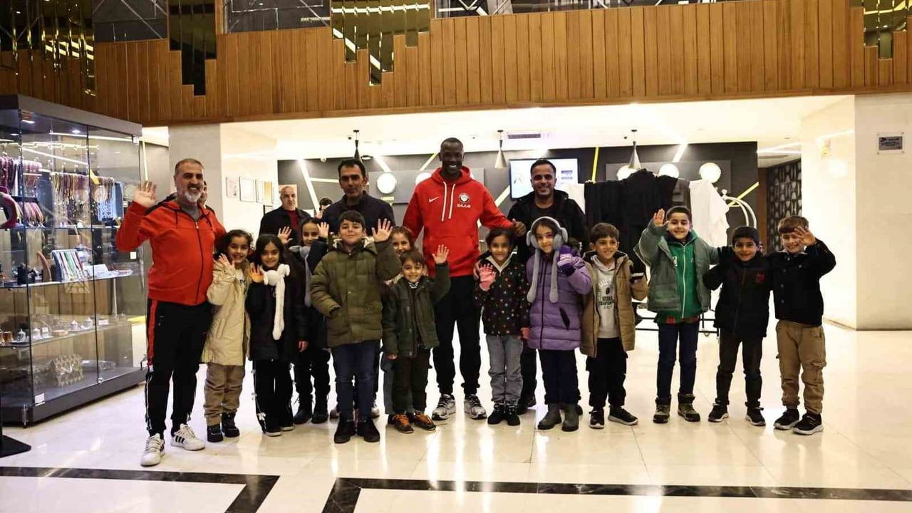 Mame Thiam, Dicle'de yenilediği Baltacı İlkokulu öğrencileriyle buluştu