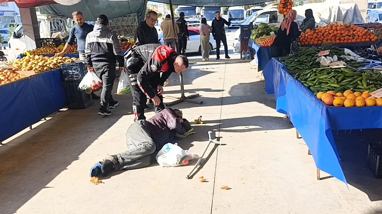 Manavgat semt pazarında alkol etkisiyle bayılan kişi ambulansla hastaneye kaldırıldı