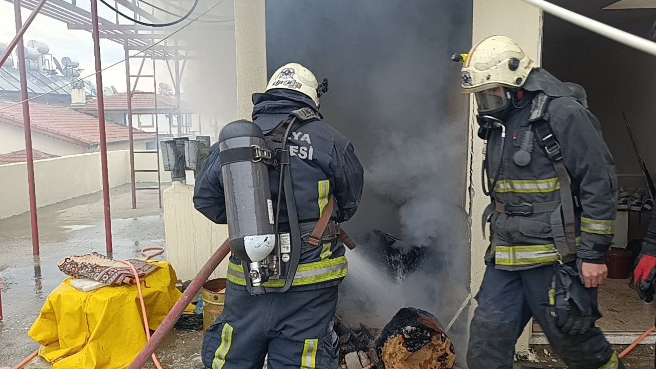 Manavgat’ta 5 katlı binanın çatısındaki kiler yangını itfaiye ve sakinlerin müdahalesiyle söndürüldü