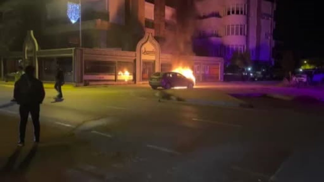 Manavgat’ta arızalanan otomobil itilerek çalıştırılmak istenirken motoru yandı