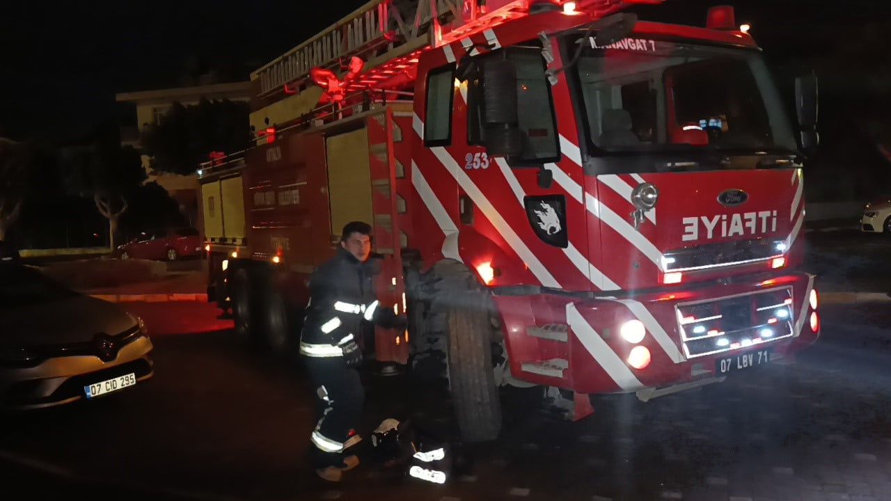 Manavgat'ta bacadan çıkan kıvılcımlar itfaiye ve jandarmayı alarma geçirdi