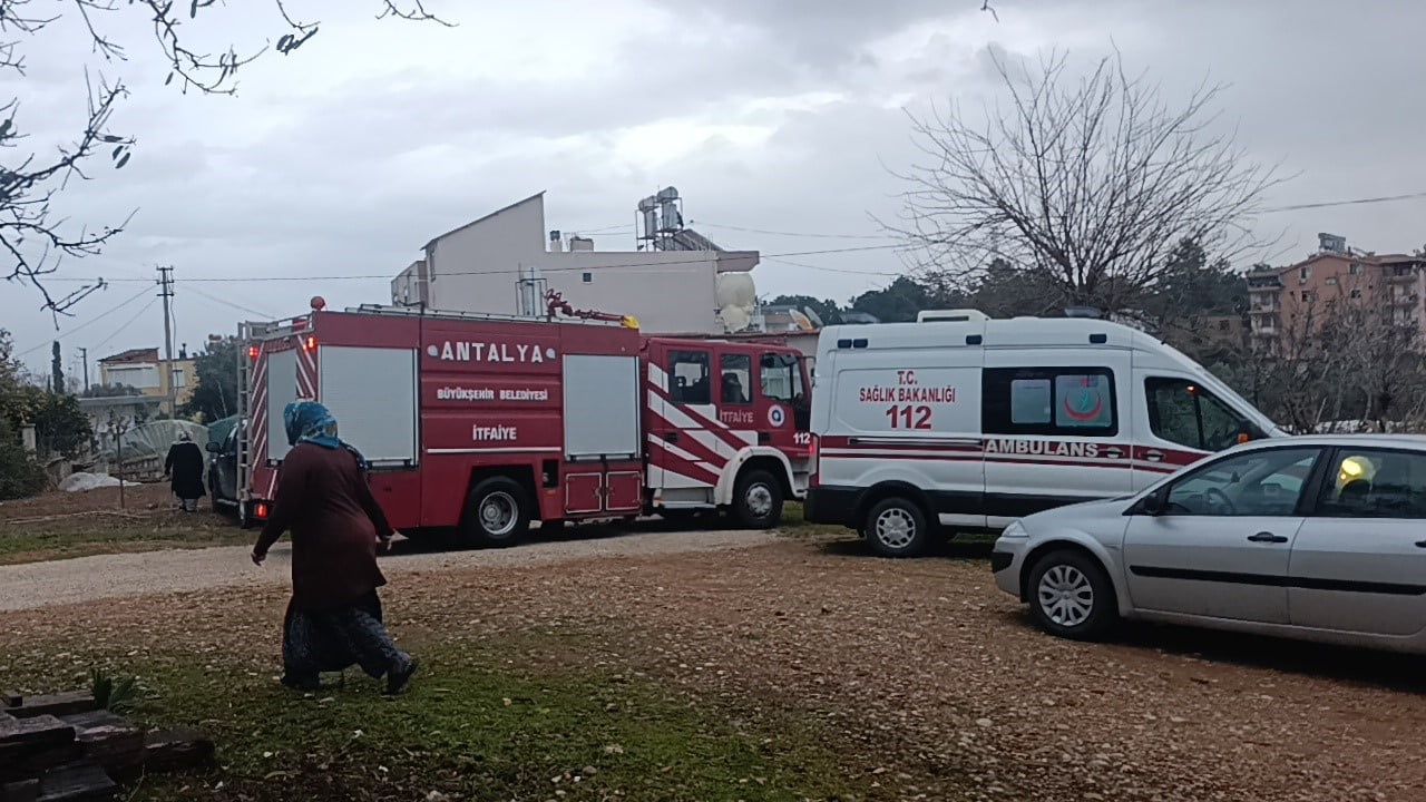 Manavgat'ta bacadan düşen kıvılcımla çıkan yangın: 4 kişi dumandan etkilendi