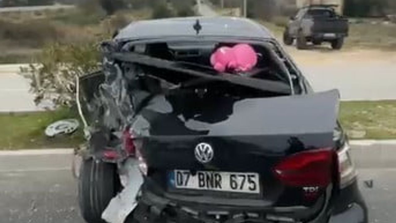 Manavgat'ta D-400 kara yolunda emniyet şeridindeki araca çarpma: 2 yaralı