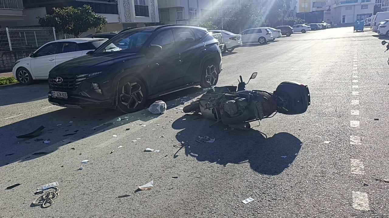 Manavgat'ta devrilen motosiklet otomobile çarptı — yaralanma yaşanmadı