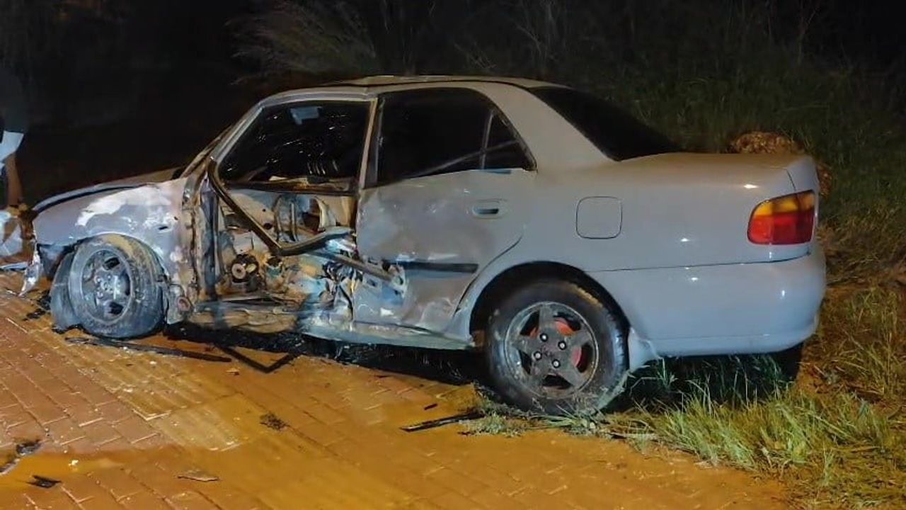 Manavgat'ta direğe çarpan otomobil hurdaya döndü; sürücü yaralanmadı