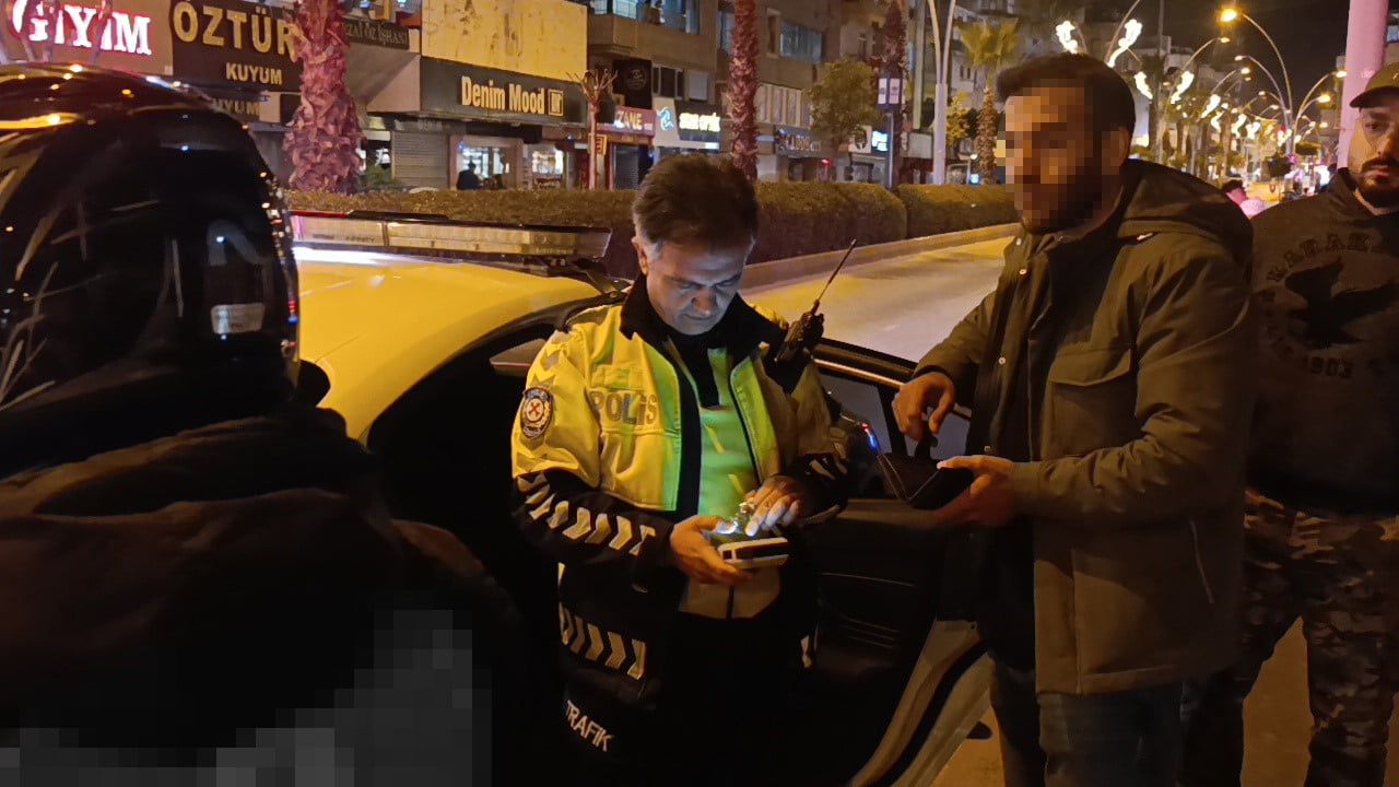 Manavgat'ta dönüş yasağını ihlal eden otomobil motosikletle çarpıştı: 1 yaralı, sürücü değişimi tespit edildi