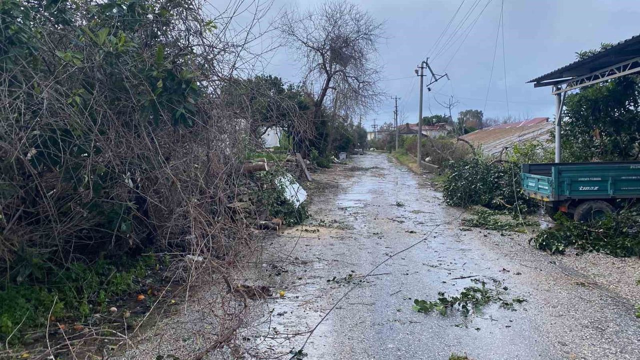 Manavgat'ta hortum üç mahallede büyük hasara yol açtı: Minare yıkıldı, seralar kullanılamaz hale geldi