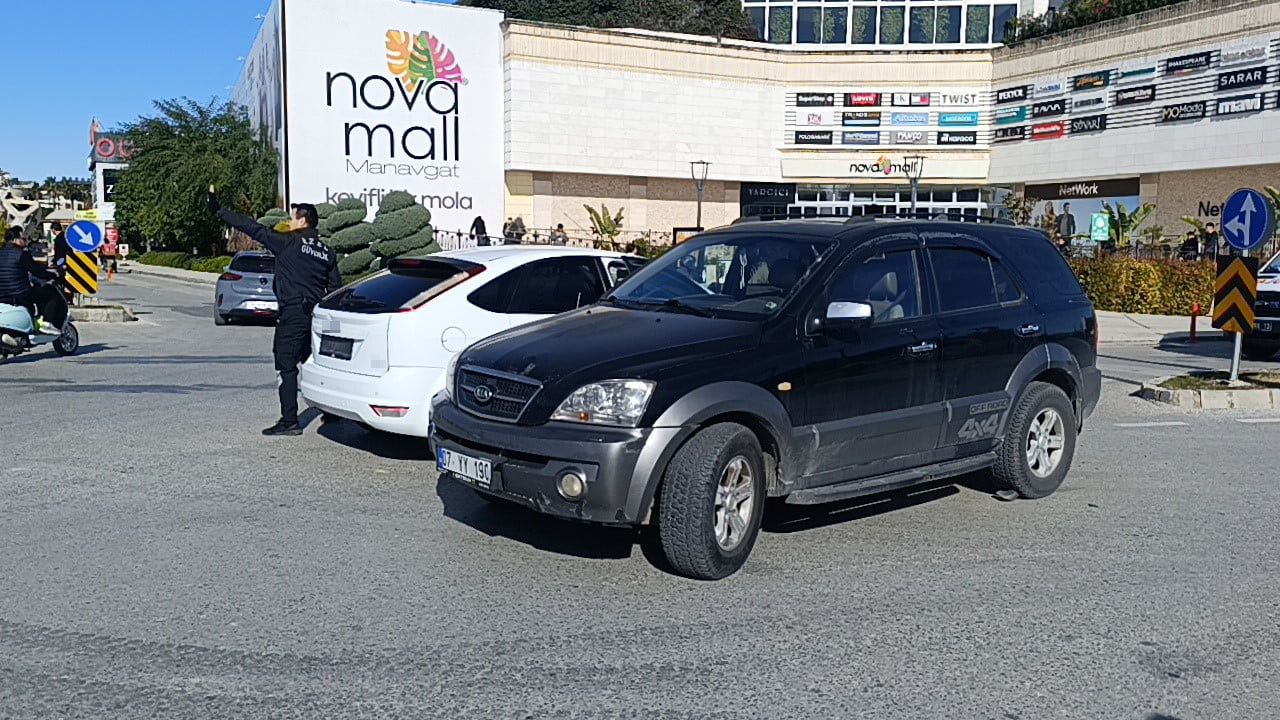 Manavgat'ta iki otomobil çarpıştı: Aynı aileden 3 kişi yaralandı