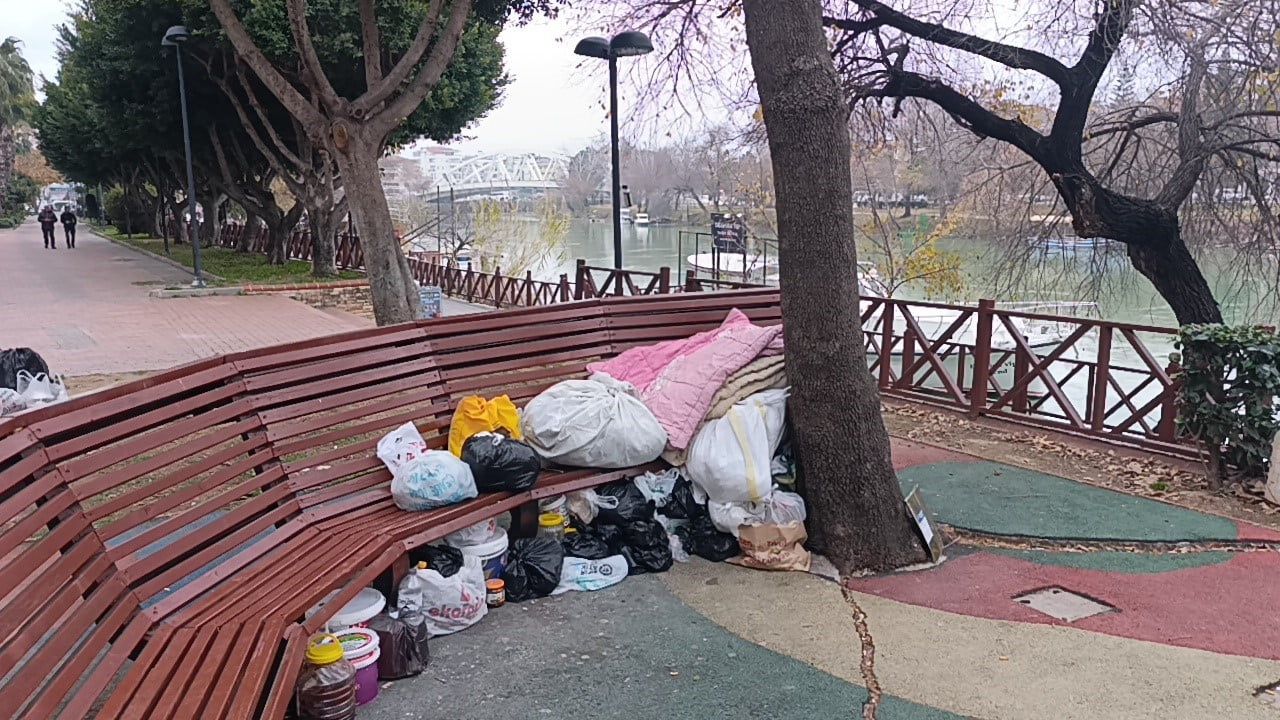 Manavgat'ta Irmak Kenarındaki Bankta Yaşayan Adam, Kaymakamlığın Otel Teklifini Reddetti