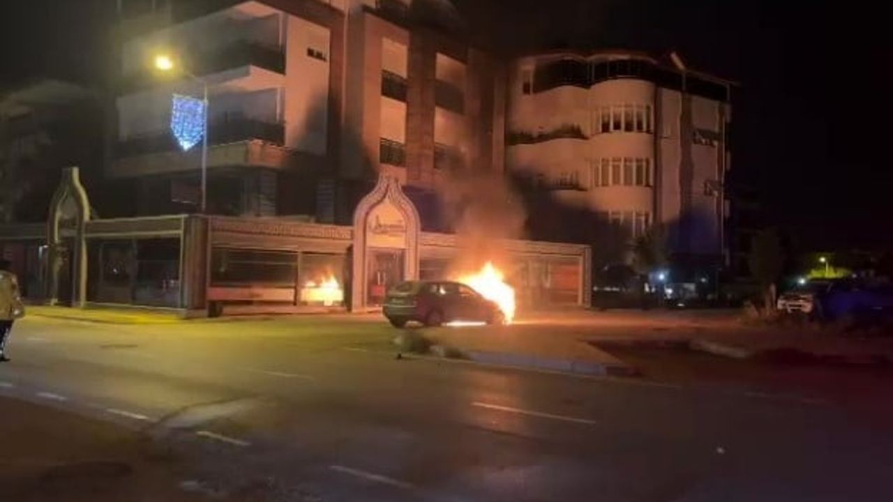 Manavgat'ta İtilerek Çalıştırılmak İstenen Otomobil Yandı; Sürücüye Ceza ve Ehliyetine El Konuldu