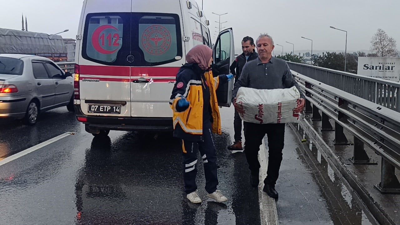 Manavgat'ta kamyonet bariyerlere çarptı; muz sarartma tesisine ait etilen tüpleri yola saçıldı