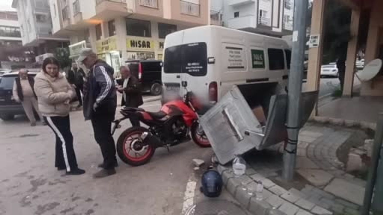 Manavgat'ta kamyonet ile motosiklet çarpıştı: 1 yaralı