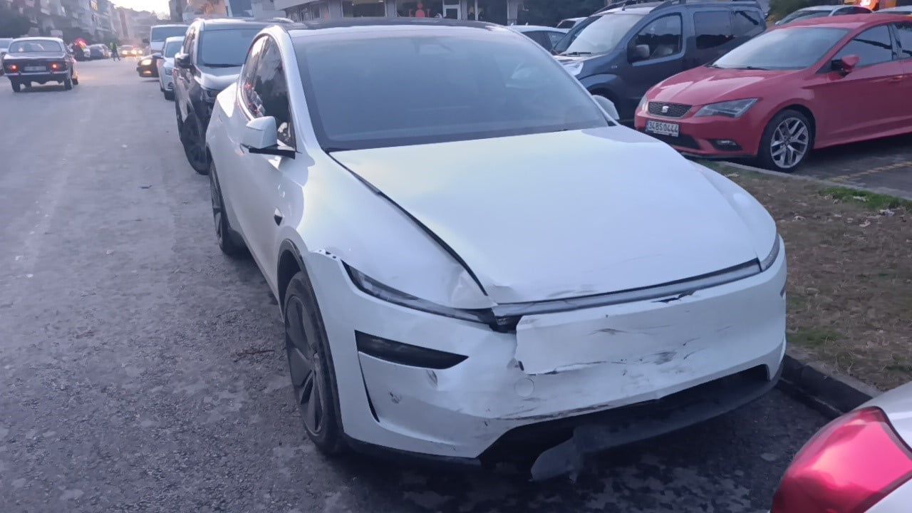 Manavgat'ta kavşakta Tesla ile motosiklet çarpıştı: İki kişi ağır yaralandı