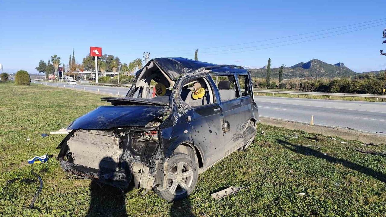 Manavgat'ta kırmızı ışık ihlali sonucu minibüs devrildi: 5 yaralı